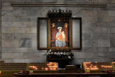 Kerzen vor der Madonna